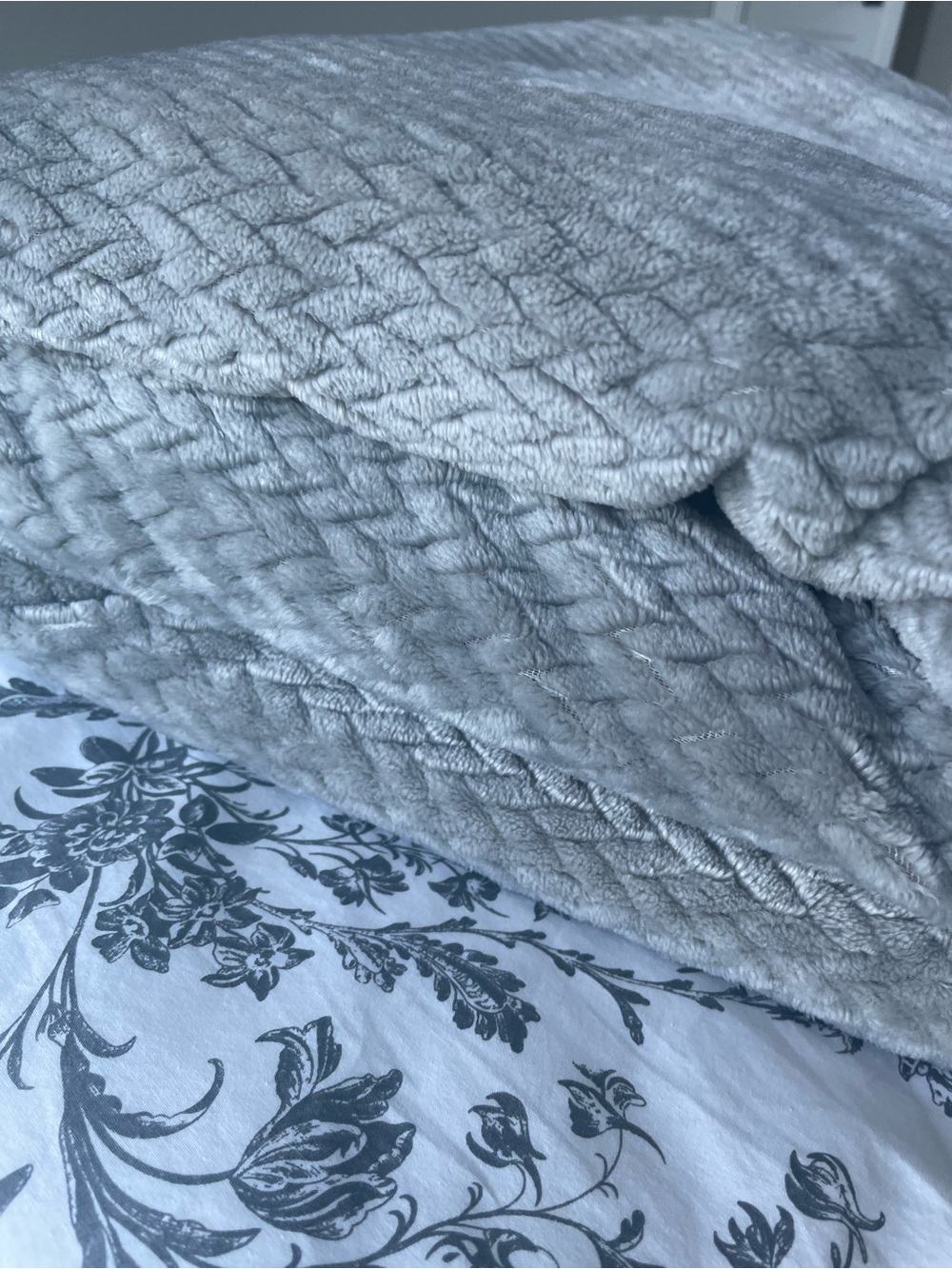 NWOT🦋 Taupe/Grey Plush Chevron Blanket | Twin